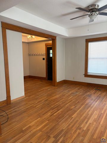 1193 SW College AVE, Topeka, KS 66604