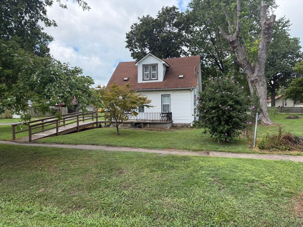 Image 1 of property listing at 504 N Walnut Street, Centralia, IL 62801