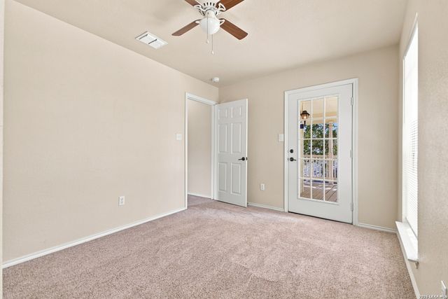 121 Lark Hill, Floresville, TX 78114