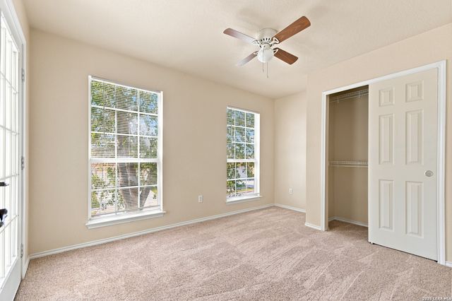 121 Lark Hill, Floresville, TX 78114