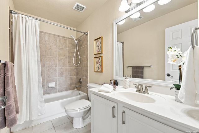 121 Lark Hill, Floresville, TX 78114