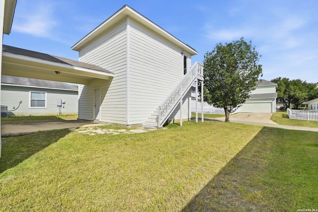 121 Lark Hill, Floresville, TX 78114