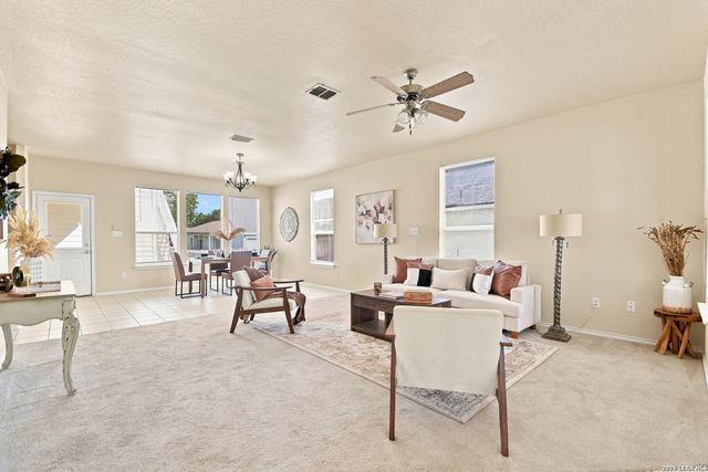 121 Lark Hill, Floresville, TX 78114