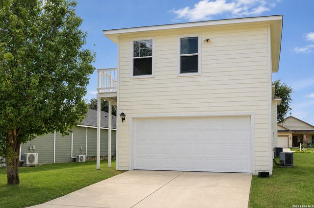 121 Lark Hill, Floresville, TX 78114