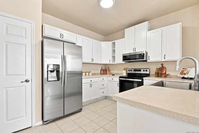 121 Lark Hill, Floresville, TX 78114