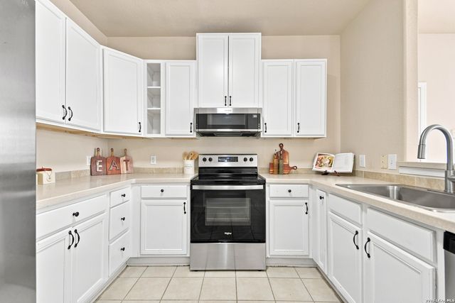 121 Lark Hill, Floresville, TX 78114