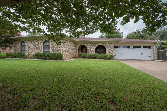 8704 Irongate Drive, North Richland Hills, TX 76182