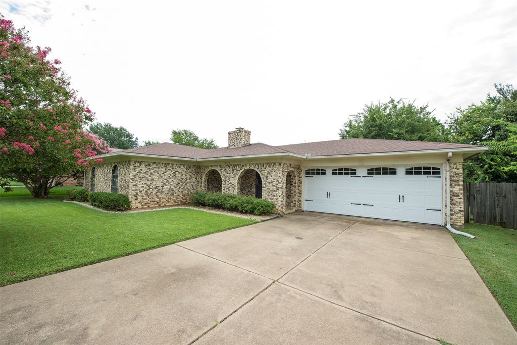 8704 Irongate Drive, North Richland Hills, TX 76182
