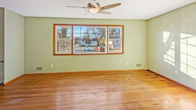 3 Susan Court, Piscataway, NJ 08854