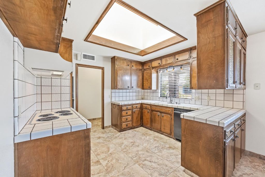 Image 10 of property listing at 867 E Frederick Avenue, Fresno, CA 93720