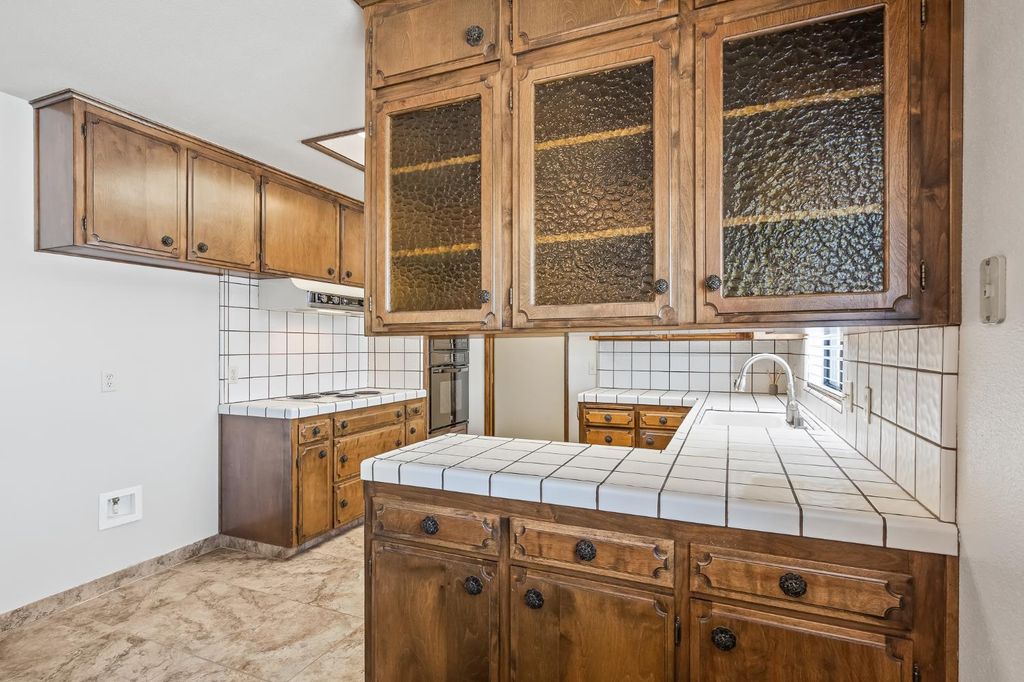 Image 12 of property listing at 867 E Frederick Avenue, Fresno, CA 93720