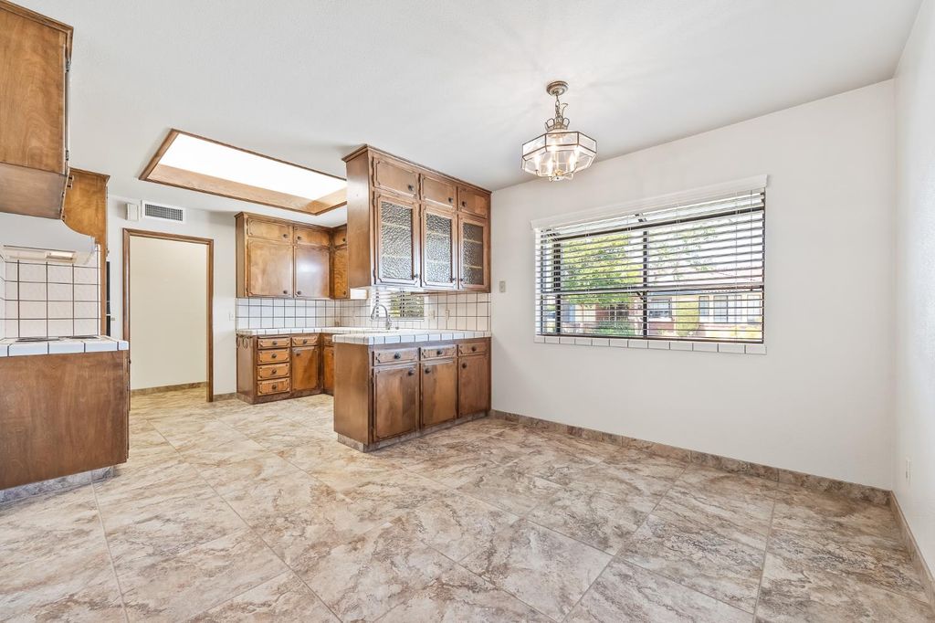 Image 19 of property listing at 867 E Frederick Avenue, Fresno, CA 93720