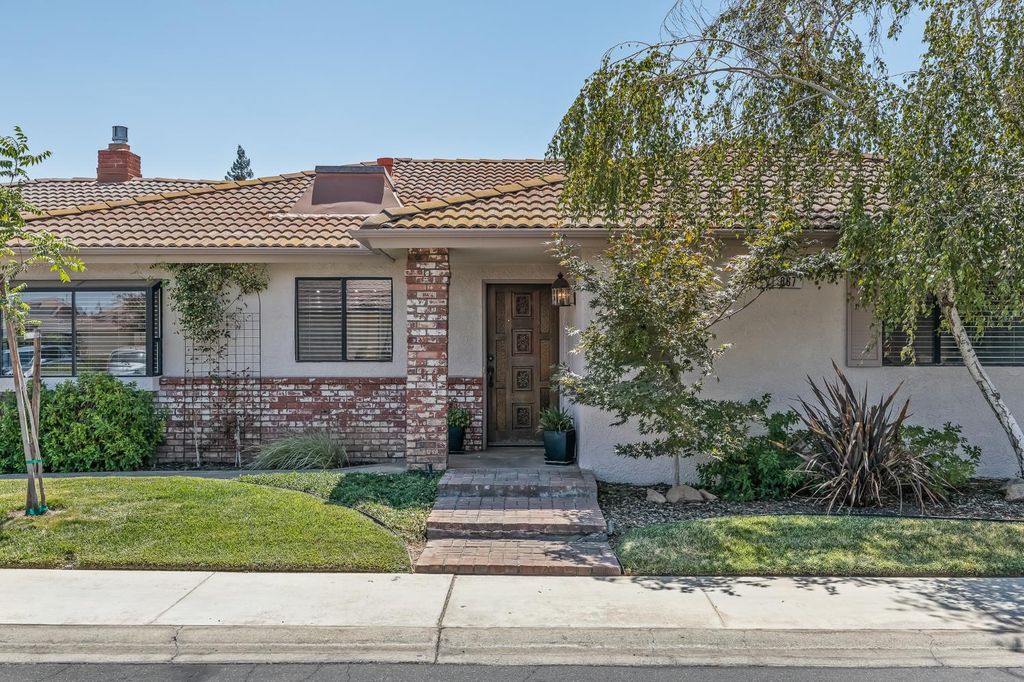 Image 2 of property listing at 867 E Frederick Avenue, Fresno, CA 93720