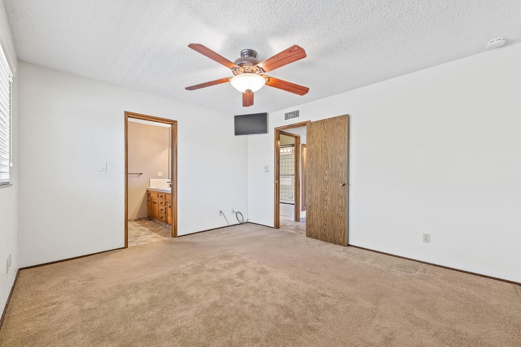 Image 27 of property listing at 867 E Frederick Avenue, Fresno, CA 93720