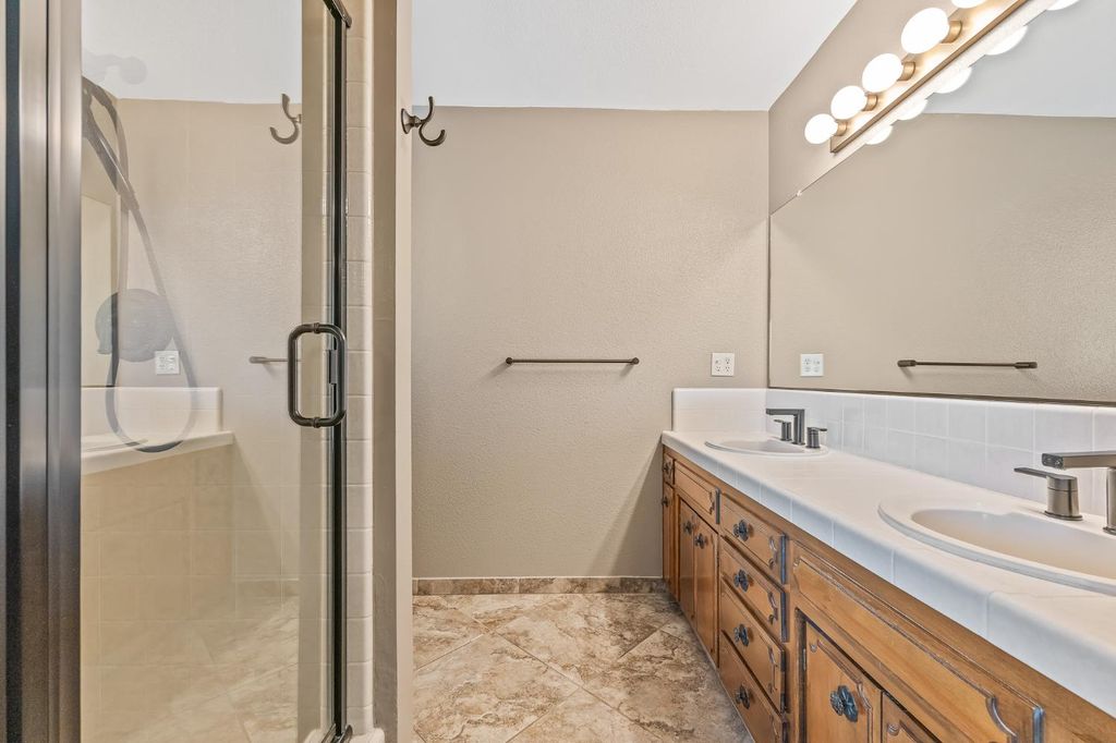 Image 29 of property listing at 867 E Frederick Avenue, Fresno, CA 93720