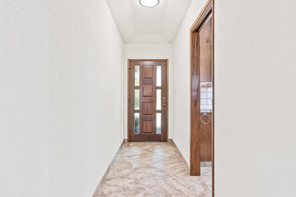 Image 3 of property listing at 867 E Frederick Avenue, Fresno, CA 93720