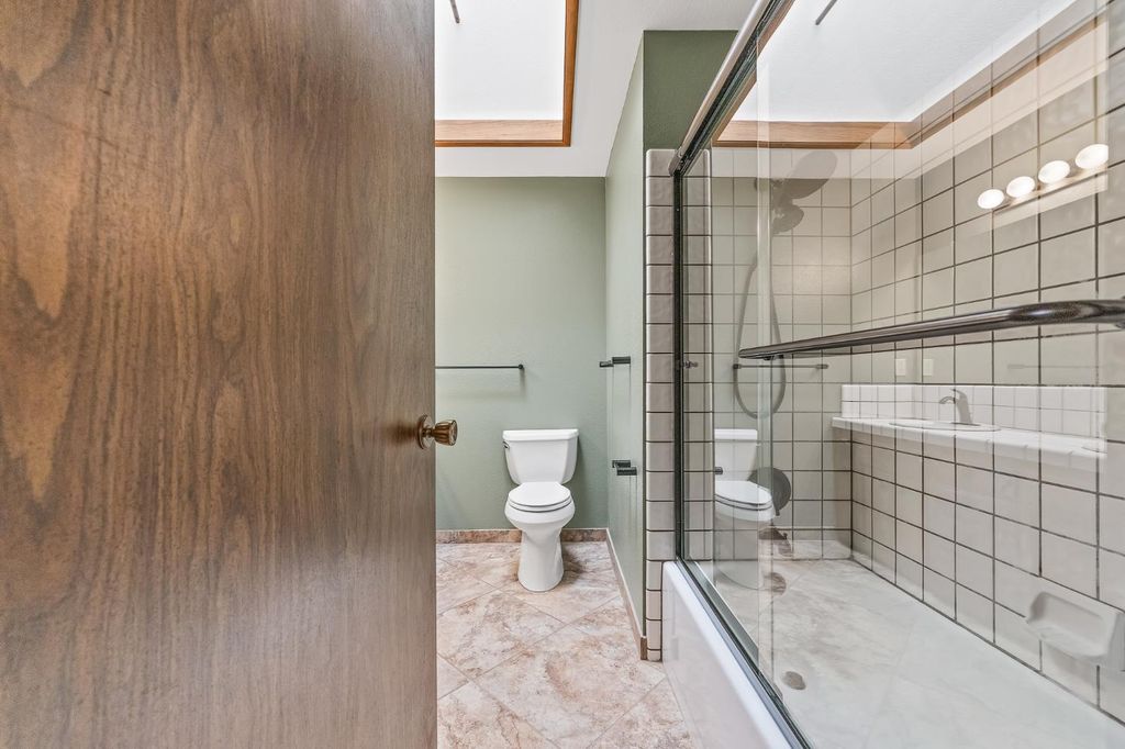 Image 36 of property listing at 867 E Frederick Avenue, Fresno, CA 93720