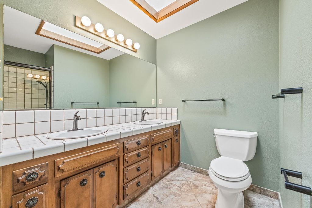 Image 37 of property listing at 867 E Frederick Avenue, Fresno, CA 93720