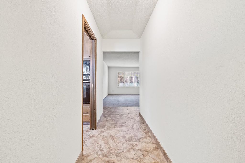 Image 4 of property listing at 867 E Frederick Avenue, Fresno, CA 93720