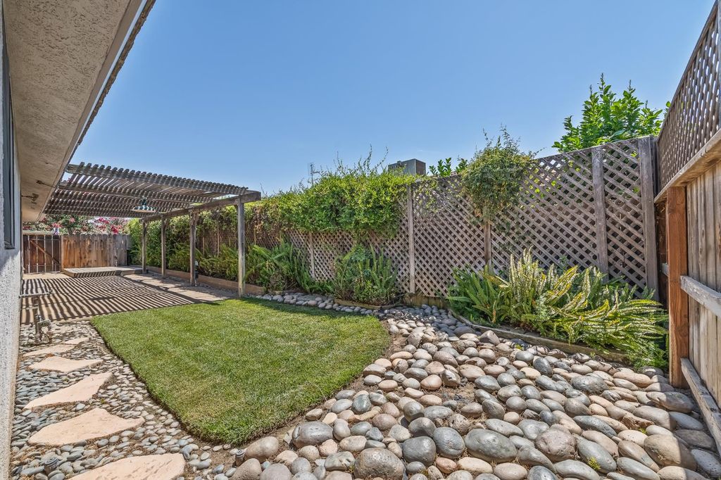 Image 45 of property listing at 867 E Frederick Avenue, Fresno, CA 93720