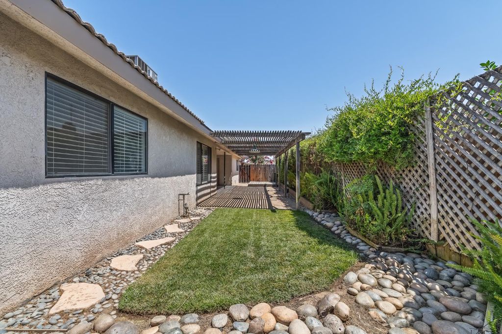 Image 46 of property listing at 867 E Frederick Avenue, Fresno, CA 93720