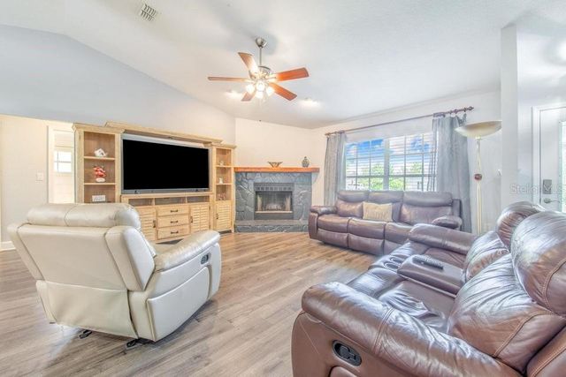 910 LIBERTY LANE, Auburndale, FL 33823