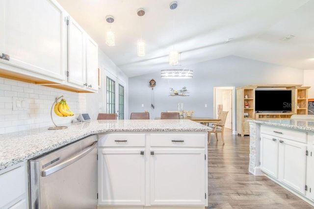 910 LIBERTY LANE, Auburndale, FL 33823