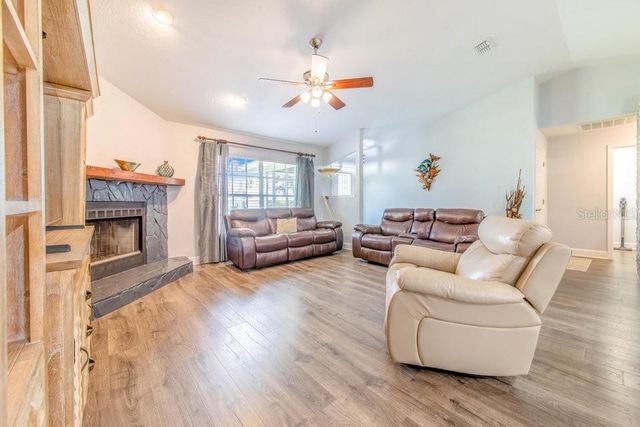 910 LIBERTY LANE, Auburndale, FL 33823