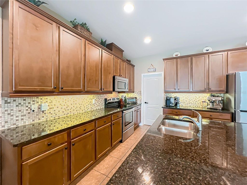 Image 4 of property listing at 10110 ARMANDO CIRCLE, Orlando, FL 32825