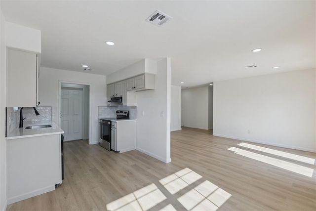 1048 NW 25th Street, Moore, OK 73160