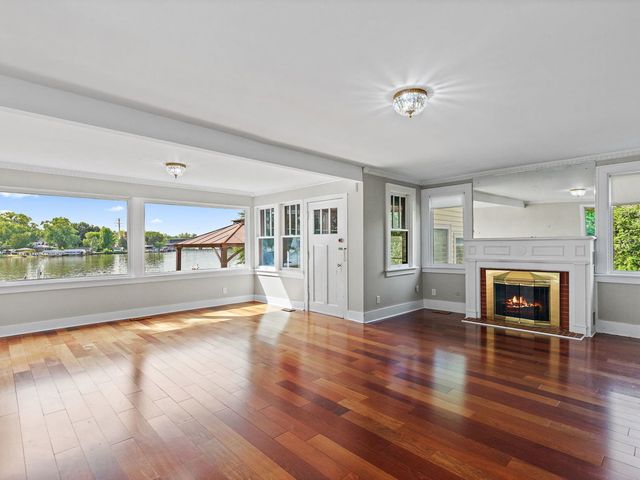 1301 Tower Lane, Cary, IL 60013