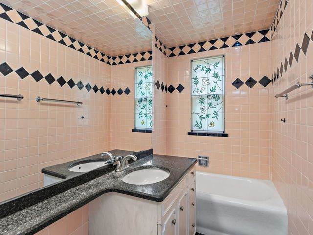 1301 Tower Lane, Cary, IL 60013