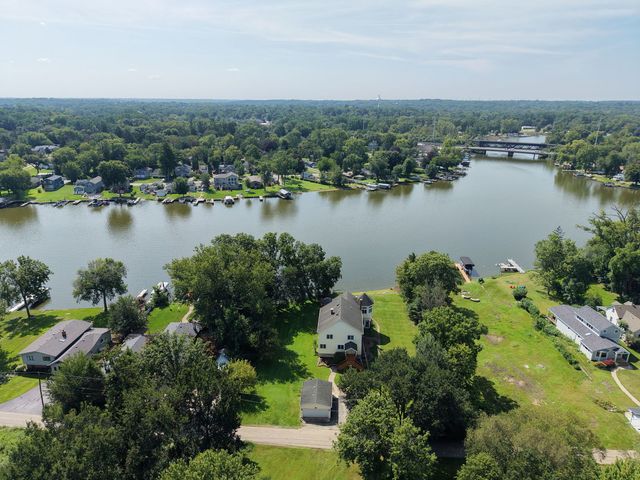 1301 Tower Lane, Cary, IL 60013