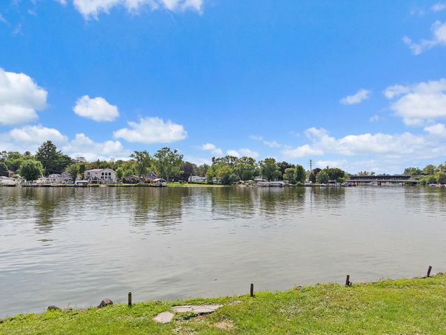 1301 Tower Lane, Cary, IL 60013
