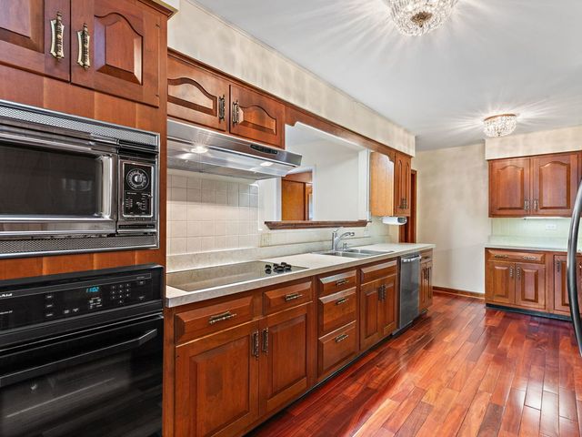 1301 Tower Lane, Cary, IL 60013