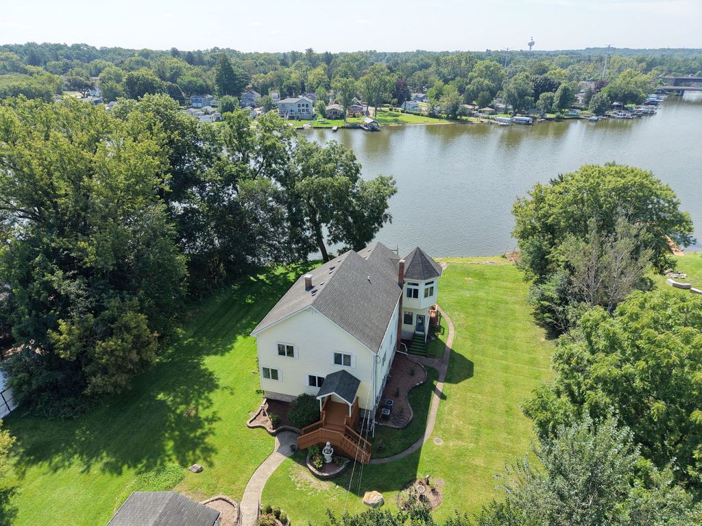 1301 Tower Lane, Cary, IL 60013