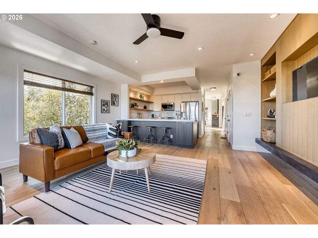 5036 Sw VIEW POINT Ter, Portland, OR 97239