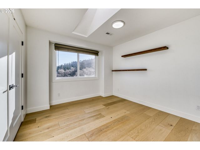 5036 Sw VIEW POINT Ter, Portland, OR 97239