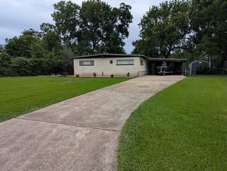 107 Southern Oaks Drive, Lake Jackson, TX 77566
