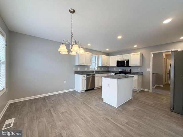 90 PETER RABBIT DR, Ranson, WV 25438