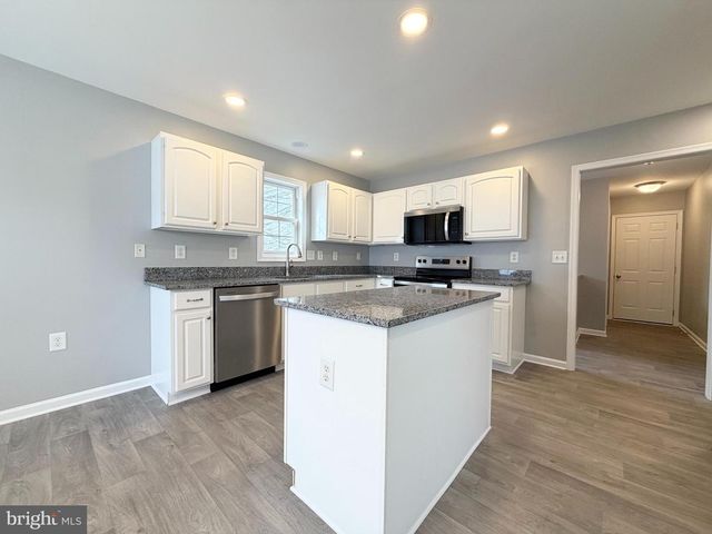 90 PETER RABBIT DR, Ranson, WV 25438