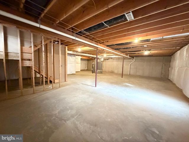 90 PETER RABBIT DR, Ranson, WV 25438