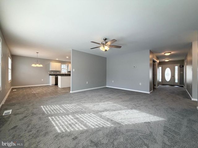 90 PETER RABBIT DR, Ranson, WV 25438