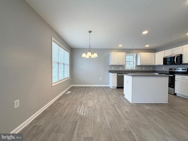 90 PETER RABBIT DR, Ranson, WV 25438