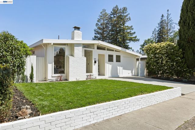 1117 Poinciana Dr, Sunnyvale, CA 94086