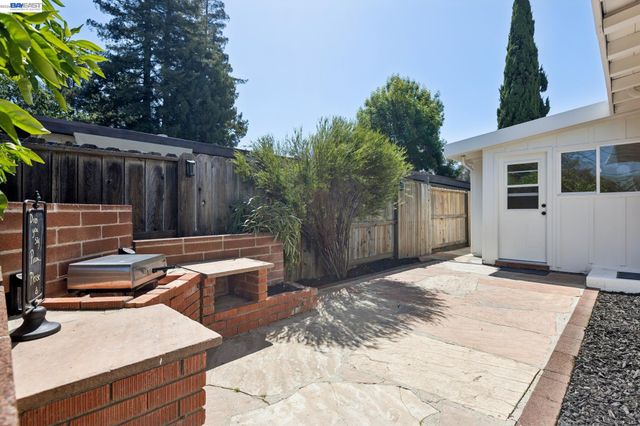 1117 Poinciana Dr, Sunnyvale, CA 94086