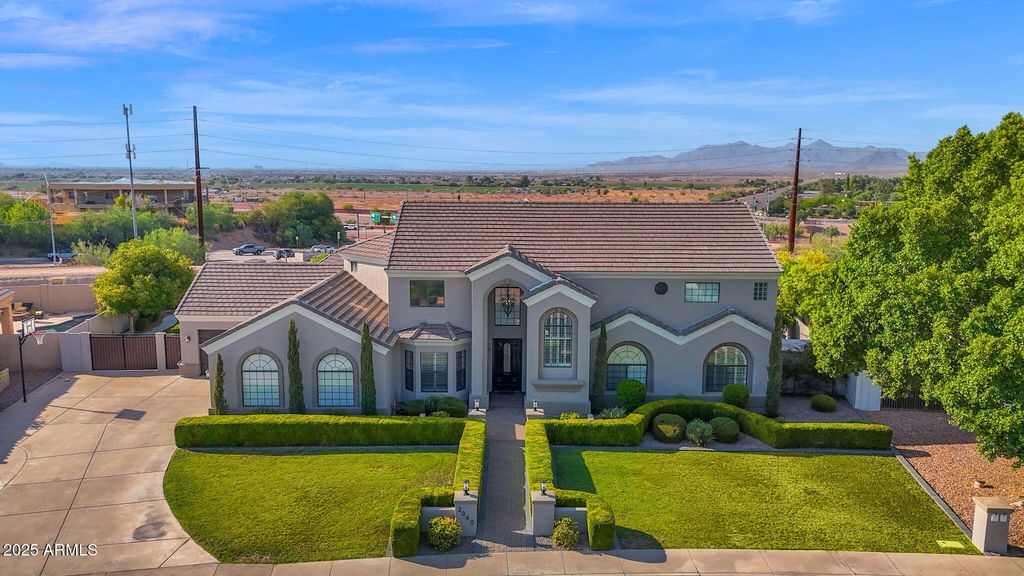 Image 3 of property listing at 2040 E NORCROFT Street, Mesa, AZ 85213