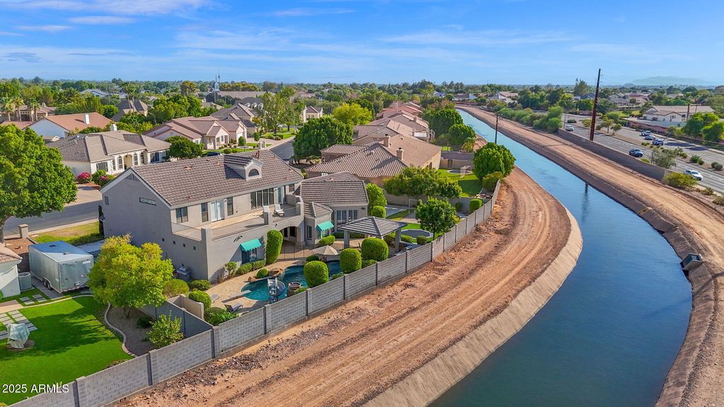 Image 6 of property listing at 2040 E NORCROFT Street, Mesa, AZ 85213