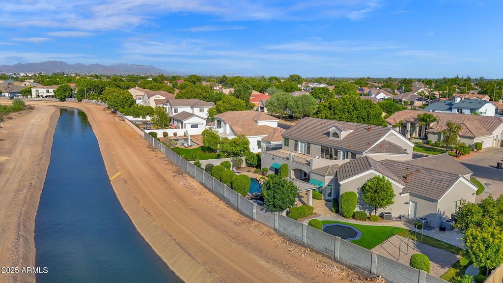 Image 8 of property listing at 2040 E NORCROFT Street, Mesa, AZ 85213