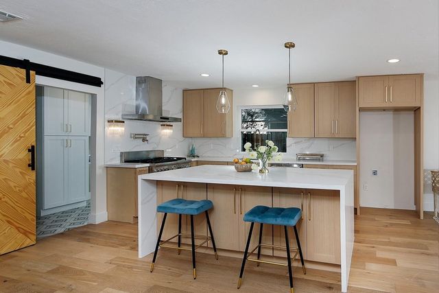 16 Crinkleroot Court, The Woodlands, TX 77380